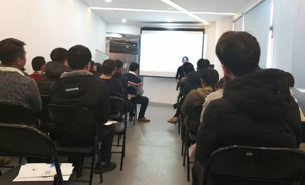 1550735926715381.jpg 配图4 云和教育品质保障部杨老师对学生将来的就业问题做详细介绍.jpg