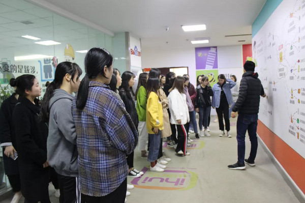 1554961965333568.jpg 配图1 热烈欢迎河南工业贸易职业学院师生参观云和数据.jpg